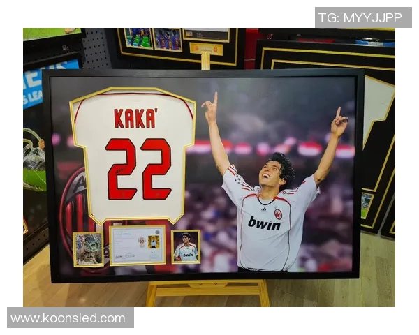 素描展现足球传奇卡卡的辉煌瞬间与不屈精神