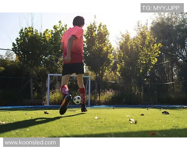 最帅足球明星在绿茵场上的精彩瞬间与踢球技巧展示